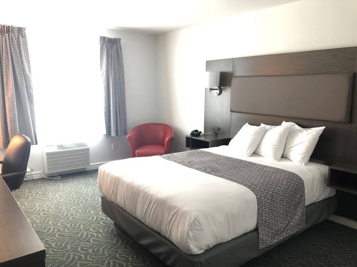 แทรเวลลอดจ์ บาย วินด์แฮม ริโก Hotel Rigaud ภายนอก รูปภาพ