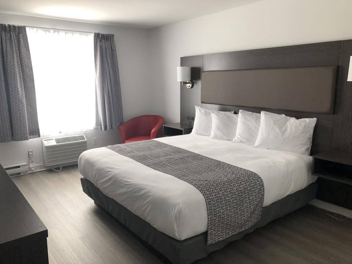 แทรเวลลอดจ์ บาย วินด์แฮม ริโก Hotel Rigaud ภายนอก รูปภาพ