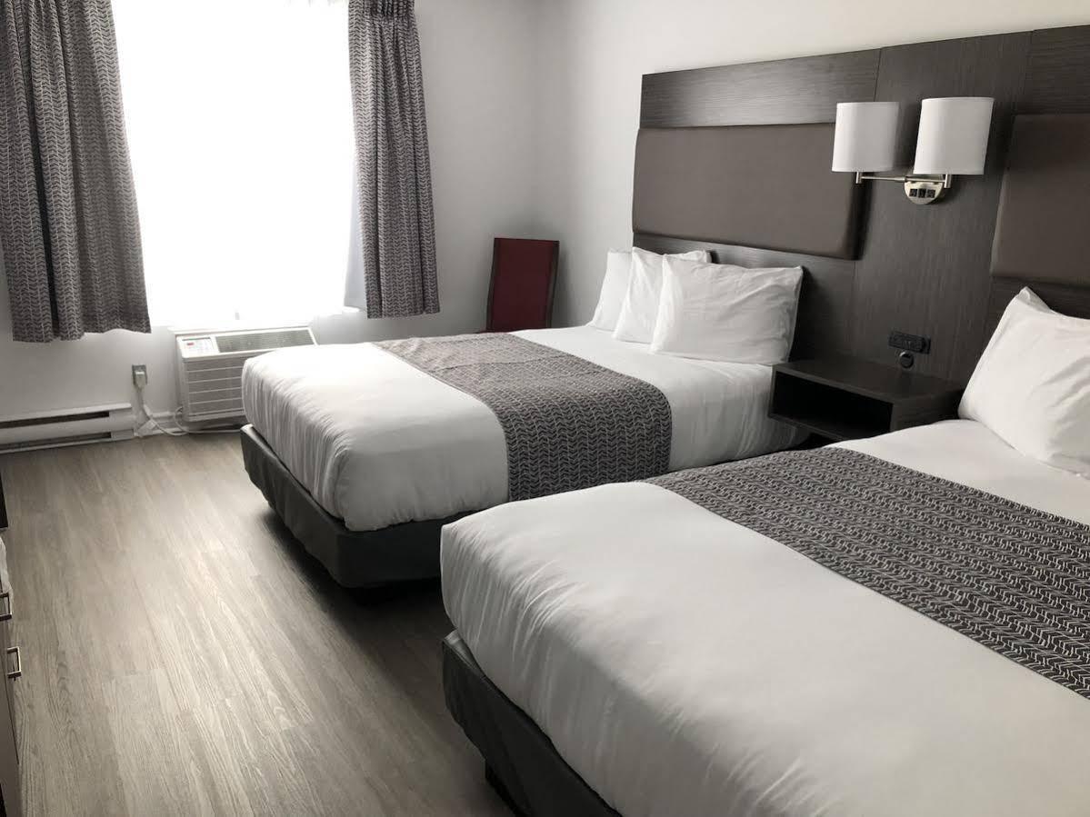 แทรเวลลอดจ์ บาย วินด์แฮม ริโก Hotel Rigaud ภายนอก รูปภาพ